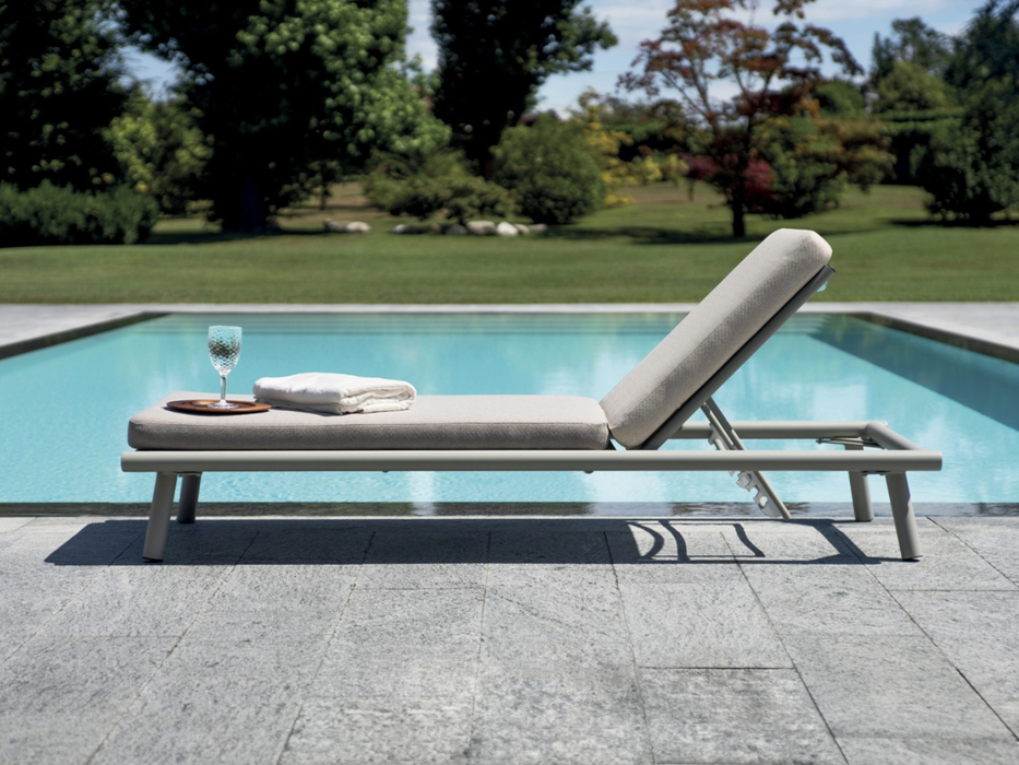 Taormina sunbed with cushion Greenwood