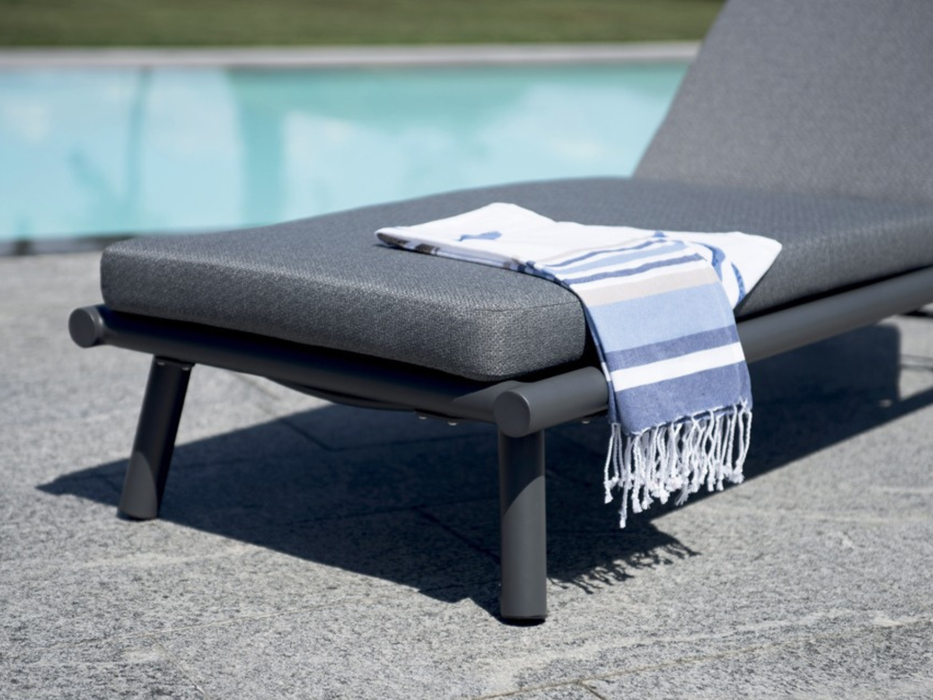 Taormina sunbed with cushion Greenwood