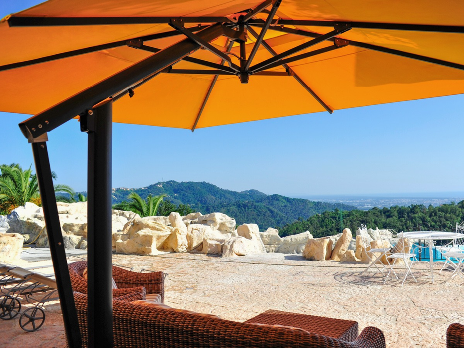 One retractable umbrella