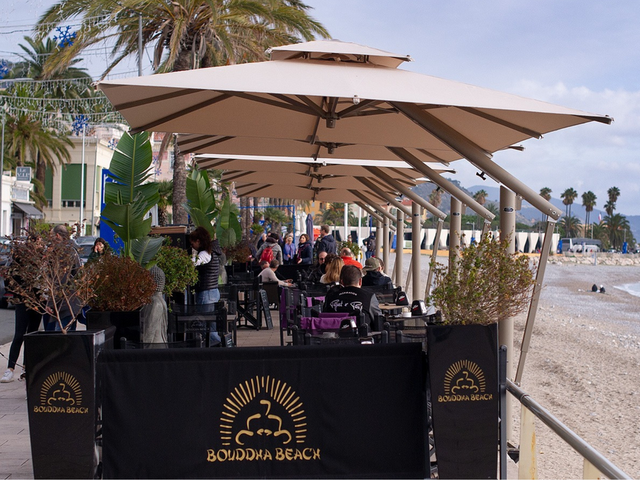 One retractable umbrella