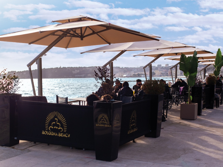 One retractable umbrella