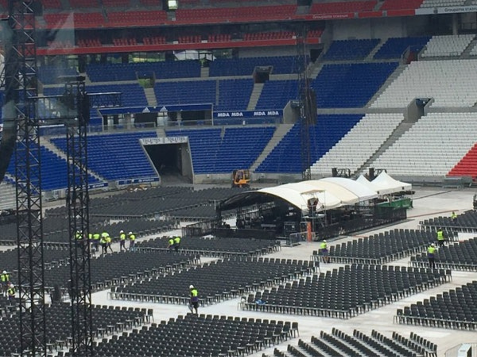 18 Denver Grosfillex Chairs