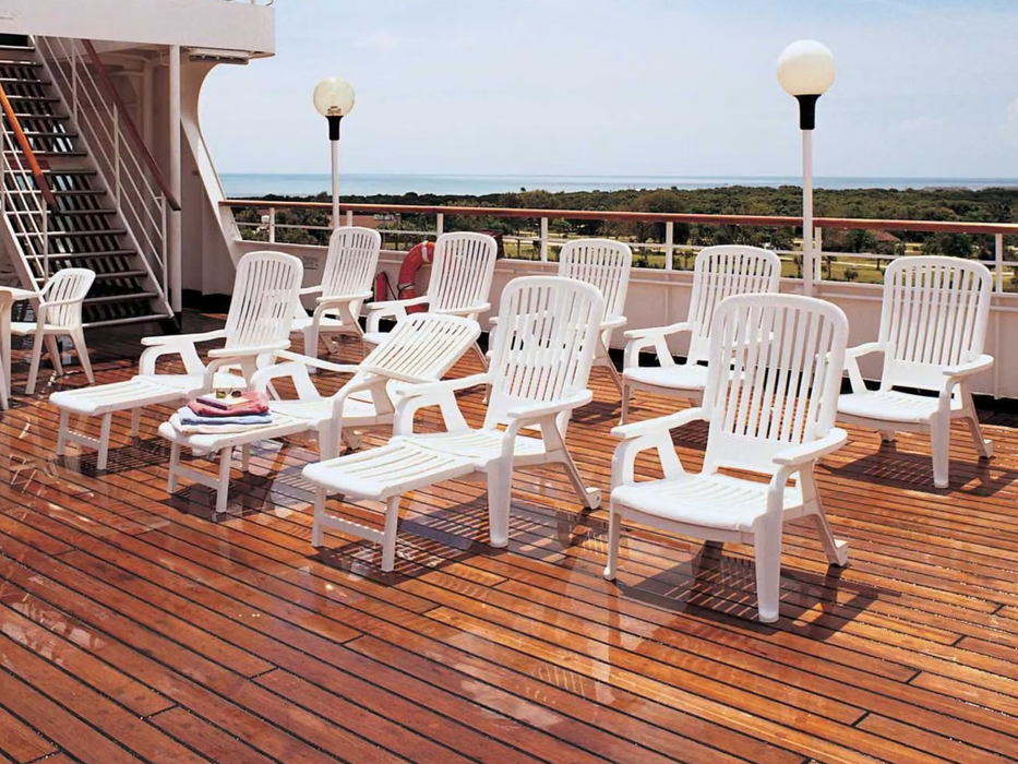 10 Grosfillex Bahia Loungers