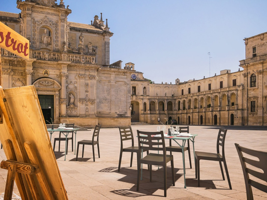 18 Chaises Vénus Areta
