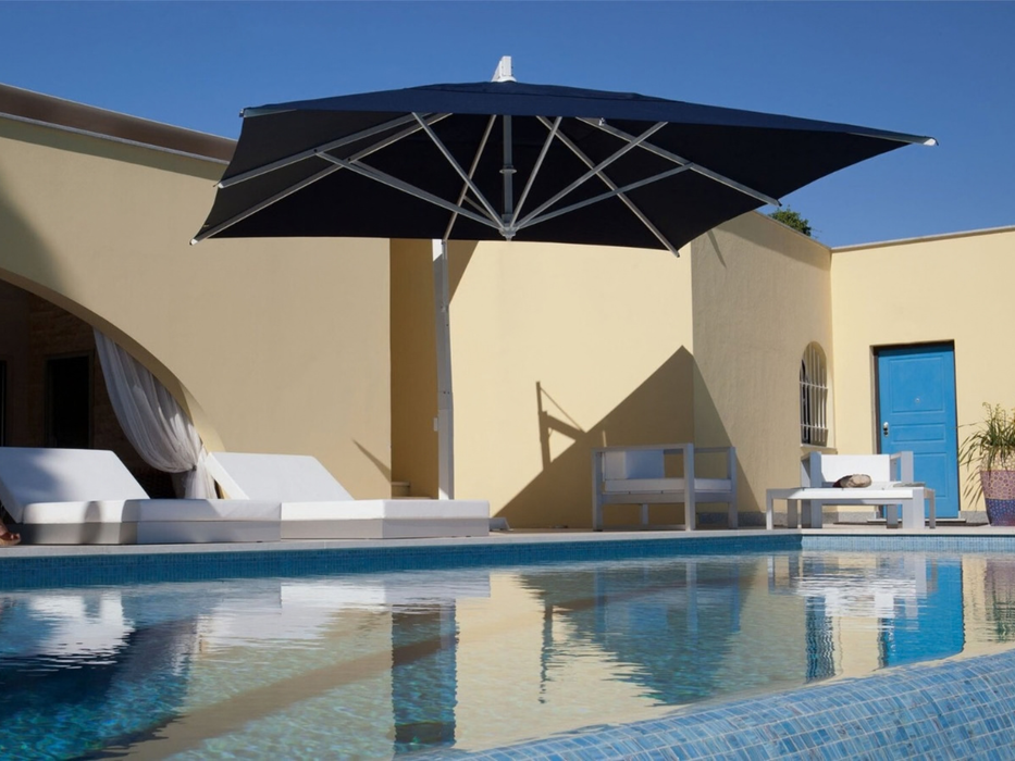 Parasol à mât déporté simple 3,88 x 3,88 m